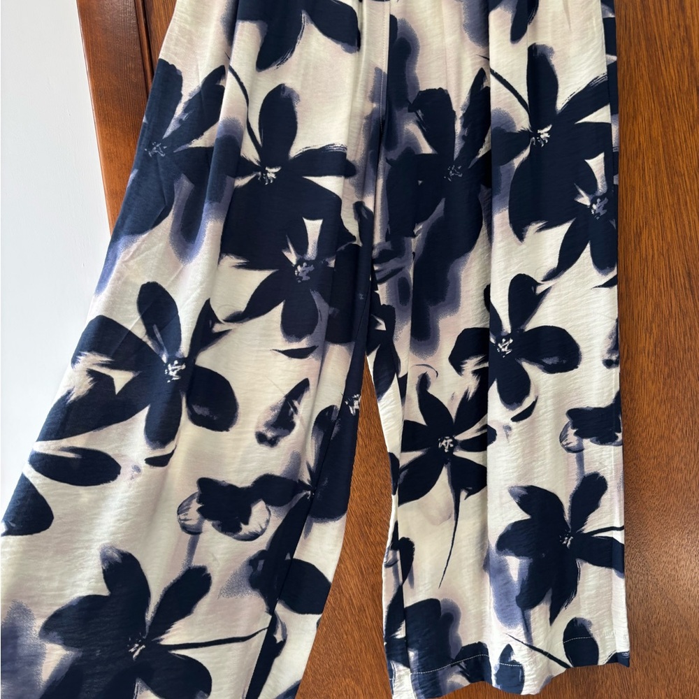 Vera Wang Floral Blue and White Women's Pants